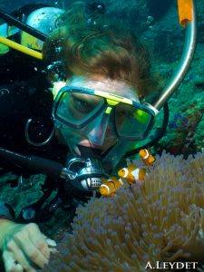 Nadine devant les poissons clown